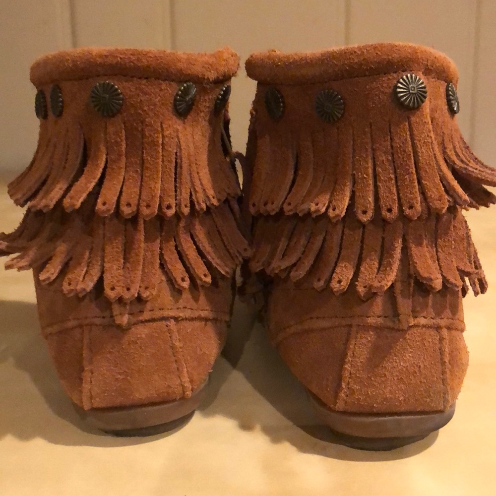Women’s Minnetonka size 8.5.  Double fringe boot.